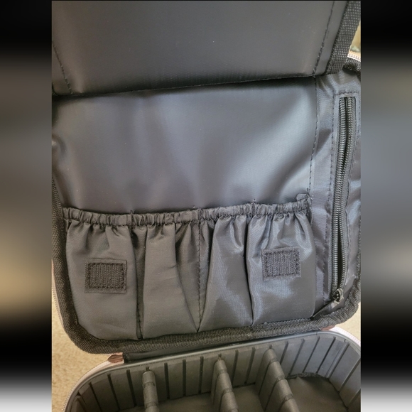 Monat Glow on the Go Travel Case - Picture 5 of 7